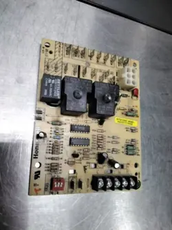HONEYWELL FURNACE CONTROL BOARD PART # ST9120C 4040