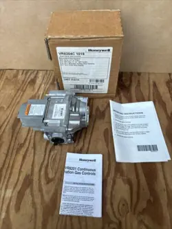 HONEYWELL MODEL VR8204C1019 24V INTERMITTENT PILOT GAS VALVE