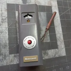 HONEYWELL L4006E1067 AQUASTAT WITH MANUAL RESET
