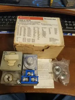 HONEYWELL TRADELINE # V800-A-1070 COMBINATION GAS CONTROL VALVE V800A 1070 NOS
