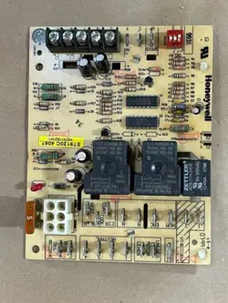 HONEYWELL HQ1011927HW FURNACE CONTROL CIRCUIT BOARD (ST9120C4057) USED