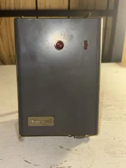 HONEYWELL R8182D 1079 TRIPLE AQUASTAT PROTECTORRELAY CONTROLLER - TESTED
