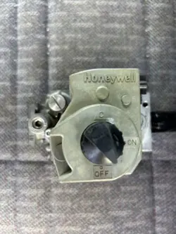 LENNOX HONEYWELL VR8205S2262 60M1601 60M16 FURNACE GAS VALVE USED