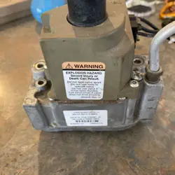 OEM VR8304M3509 GAS VALVE NATURAL INTERMITTENT PILOT 24V 60HZ USED
