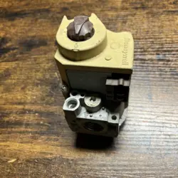 HONEYWELL VR8205A8104 HVAC FURNACE GAS VALVE B12826-15