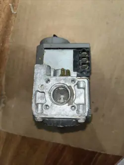 HONEYWELL VR8204A2001 HVAC FURNACE GAS VALVE 24V 60HZ USED