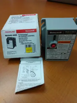 HONEYWELL -  PROTECTORELAY OIL BURNER CONTROL -  R8184G 4009 - NEVER USED!