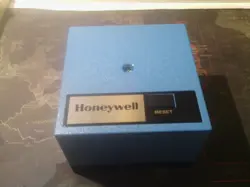 HONEYWELL R7795B1009 120 VAC PRIMARY SAFETY CONTROL 50/60 HZ