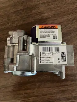 GAS VALVE-HONEYWELL-TYPE VK8115V-1176 4.  OPEN BOX UNUSED.
