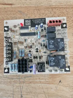 103085-03 HONEYWELL LENNOX FURNACE CONTROL CIRCUIT BOARD 1012-977A