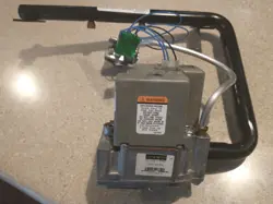 **HONEYWELL GAS VALVE SV9541M2094 WITH IGNITOR ASSEMBLY AND GAS MANIFOLD**