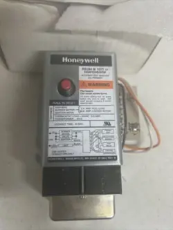 NEW HONEYWELL R8184M1077  PROTECTORELAY OIL BURNER CONTROL R8184M 1051  1077