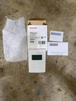 (BRAND NEW) HONEYWELL TR42-CO2 TEMP CONTROLLER