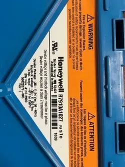 HONEYWELL - SOLA HYDRONIC CONTROLLER - R7910A 10027 R7910A1027 120 VAC 50-60 HZ