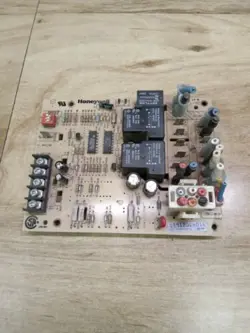 HONEYWELL ST9120C4016 FURNACE CONTROL CIRCUIT  BOARD