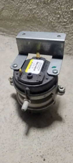 USED HONEYWELL BA20118 DUAL PRESSURE SWITCH 18M6301  FREE SHIPPING