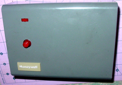 HONEYWELL R8182D-1012 TRIPLE AQUASTAT RELAY CONTROLLER BOILER PARTS REPAIR USA
