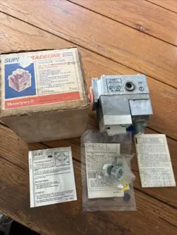 HONEYWELL V800A1088 24V  COMBINATION GAS CONTROL NEW OLD STOCK IN ORIGINAL BOX
