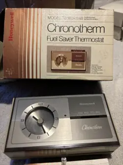 HONEYWELL T8082 A 114 CHRONOTHERM THERMOSTAT HEATING & COOLING NEW OLD STOCK