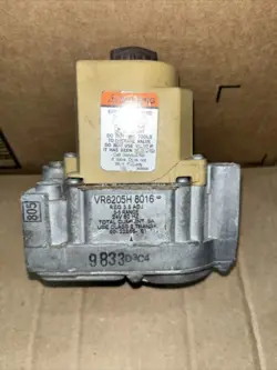 HONEYWELL VR8205H8016 FURNACE GAS CONTROL VALVE 24V 60-22866-01 CRACKED