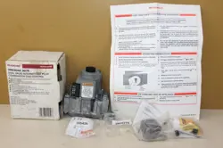 HONEYWELL VR9204A2076 DUAL VALVE INTERMITTENT PILOT COMBINATION GAS CONTROL NOS