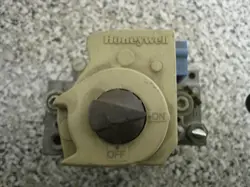 LENNOX HONEYWELL R37933B002 VR8204M 1141 9546D4C5V FURNACE GAS VALVE USED