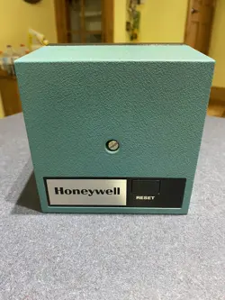 USED HONEYWELL R7795A1001 FLAME SAFEGUARD PRIMARY CONTROL 120V 50/60HZ
