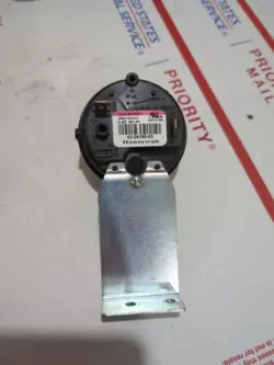 PRESSURE SWITCH HONEYWELL  IS20329-5562