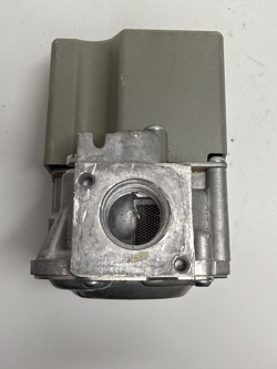 HONEYWELL VR8205T5801 FURNACE GAS VALVE 60-100394-03 IN AND OUT 1/2