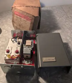 NEW NOS HONEYWELL L8124A1007 TRIPLE AQUASTAT RELAY