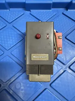 HONEYWELL R8184M1077  PROTECTORELAY OIL BURNER CONTROL R8184M 1051  1077