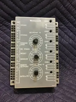 HONEYWELL W7100A DISCHARGE AIR TEMPERATURE CONTROLLER 0 HEAT 6 COOL APPLICATION