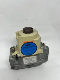 P11 USED OEM LENNOX HONEYWELL 41K35 , VR8204H1048 NATURAL GAS SLOW OPENING VALVE