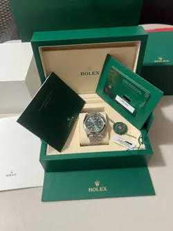 NEW 2025 ROLEX DATEJUST 41 MINT GREEN SMOOTH BEZEL JUBILEE WATCH 126300 PAPERS