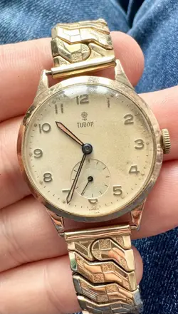A 9CT SOLID GOLD TUDOR WRISTWATCH WITH ROLEX CASE