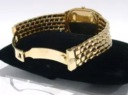 MID-SIZE QUARTZ WATCH.