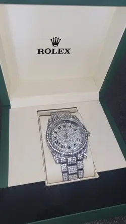 LUXURY TIMEPIECE WITH