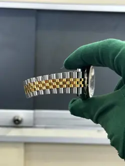 FLUTED BEZEL.