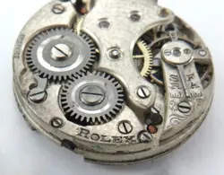 MID-SIZE WATCH