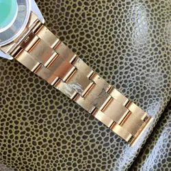 SHELL WRISTWATCH