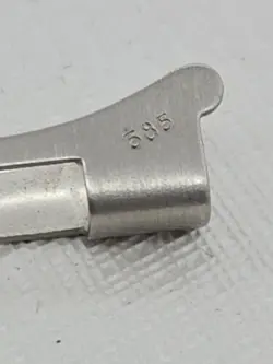 585