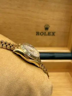 GOLD WATCH CIRCA