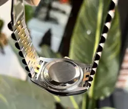 DIAL-FLUTED BEZEL