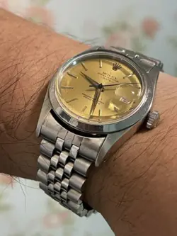 DIAL TUDOR