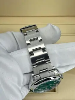 Mint Rolex Oyster Perpetual 36mm, Green, 126000, dated 2023