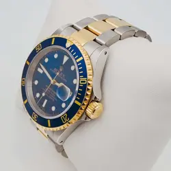 GOLD STEEL WRISTWATCH.