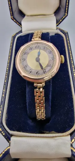 ROLEX 9CT ROSE GOLD LADY'S VINTAGE 1920'S MECHANICAL WATCH ON BRACELET.
