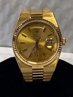 36MM QUARTZ WATCH.