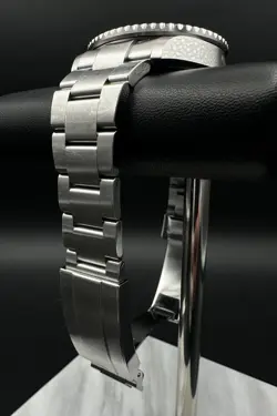 BLACK DIAL RED