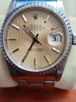 ENGINE TURN BEZEL.